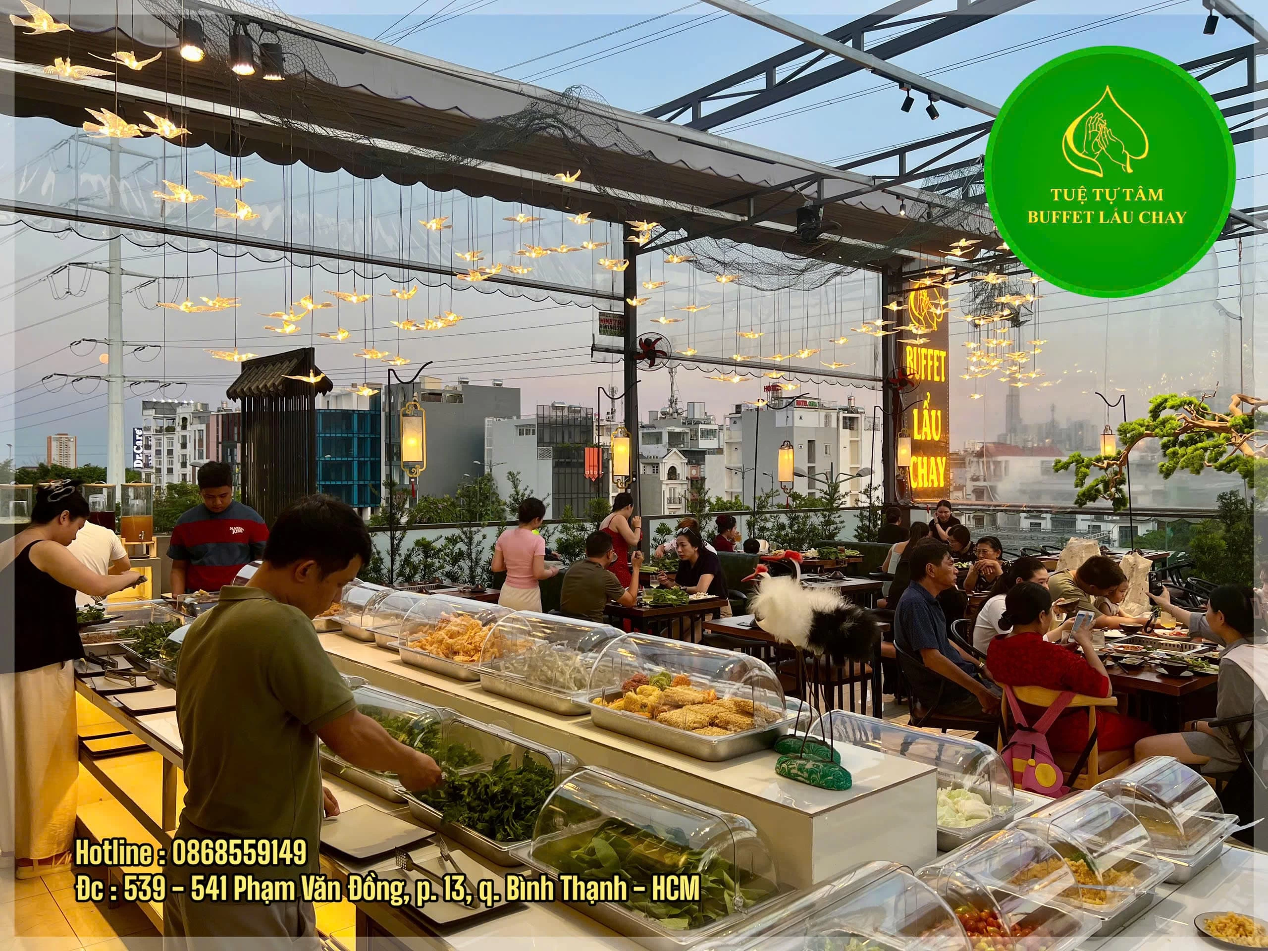 Không gian sân thượng thoáng mát, rộng rãi
