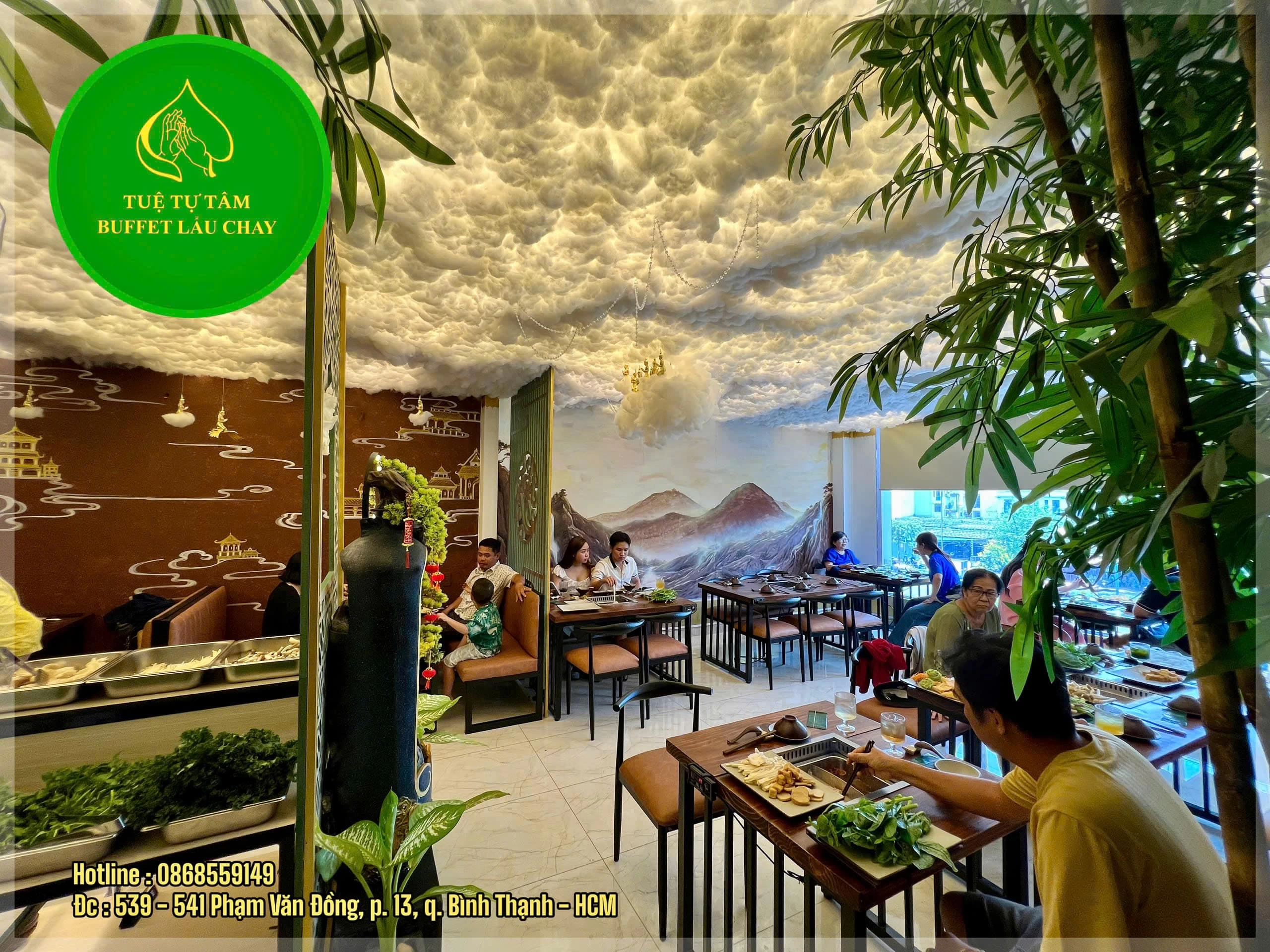 Không gian được trang trí với nhiều cây xanh