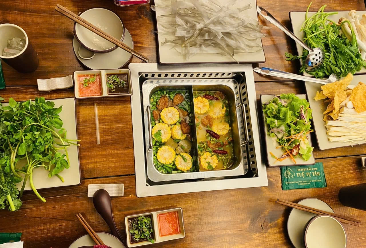Nồi lẩu thơm lừng ngay tại quán buffet thuần chay tự nhiên Tự Tự Tâm