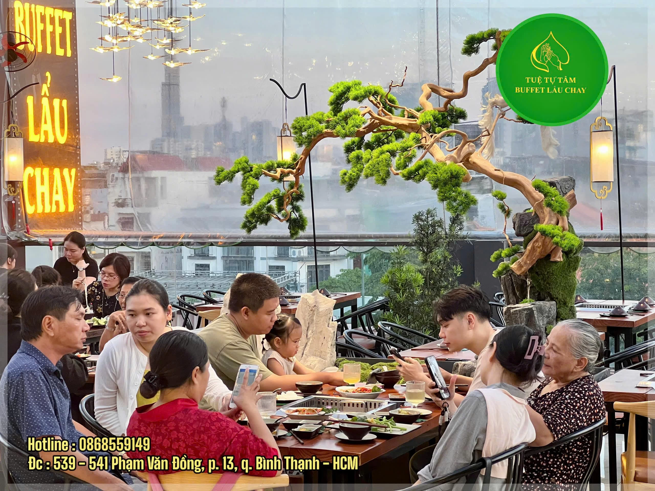 Thưởng thức các món chay thơm ngon tại không gian rộng rãi, nhiều cây xanh