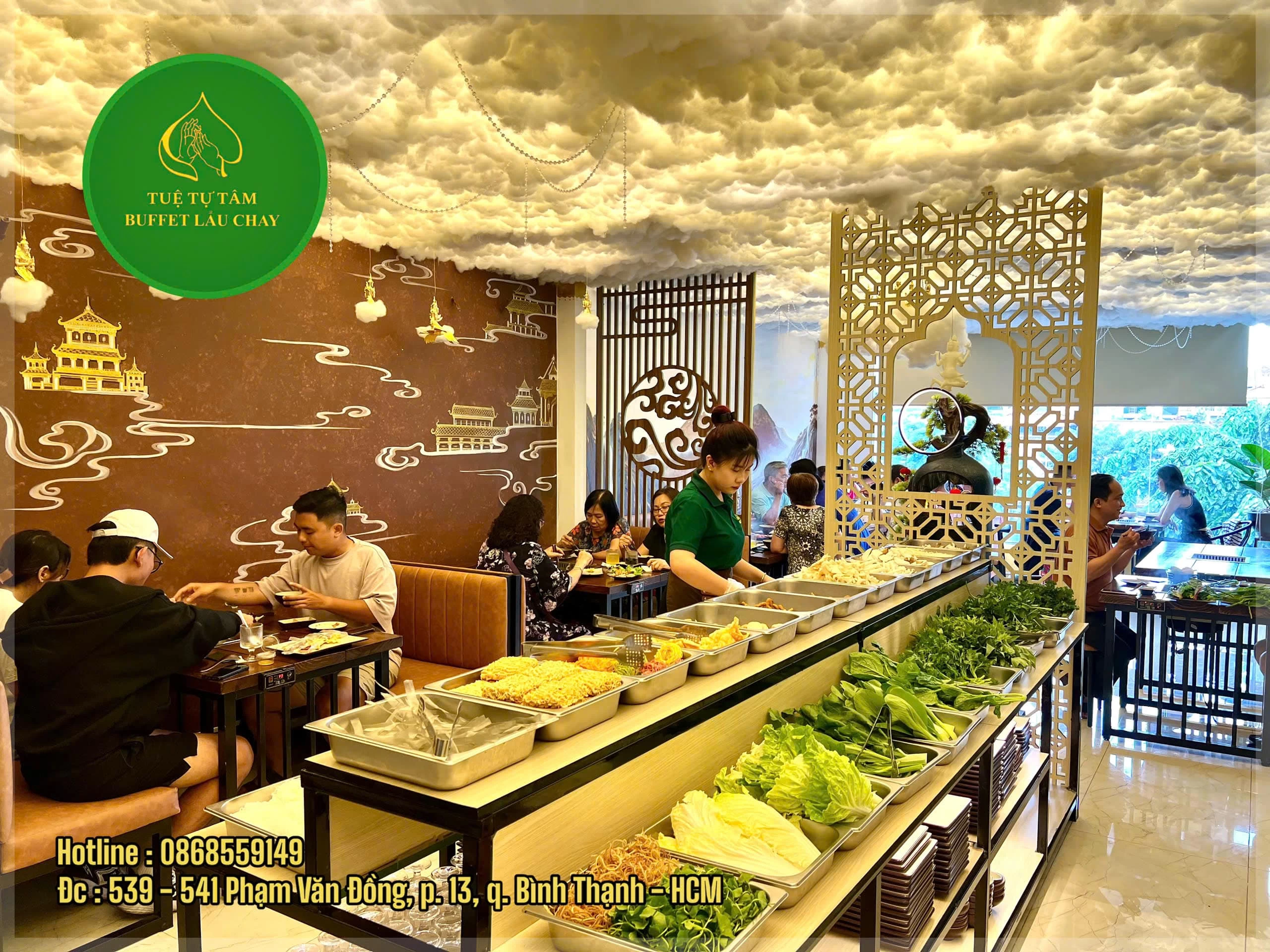 Quầy rau xanh miễn phí tại buffet lẩu chay Tuệ Tự Tâm