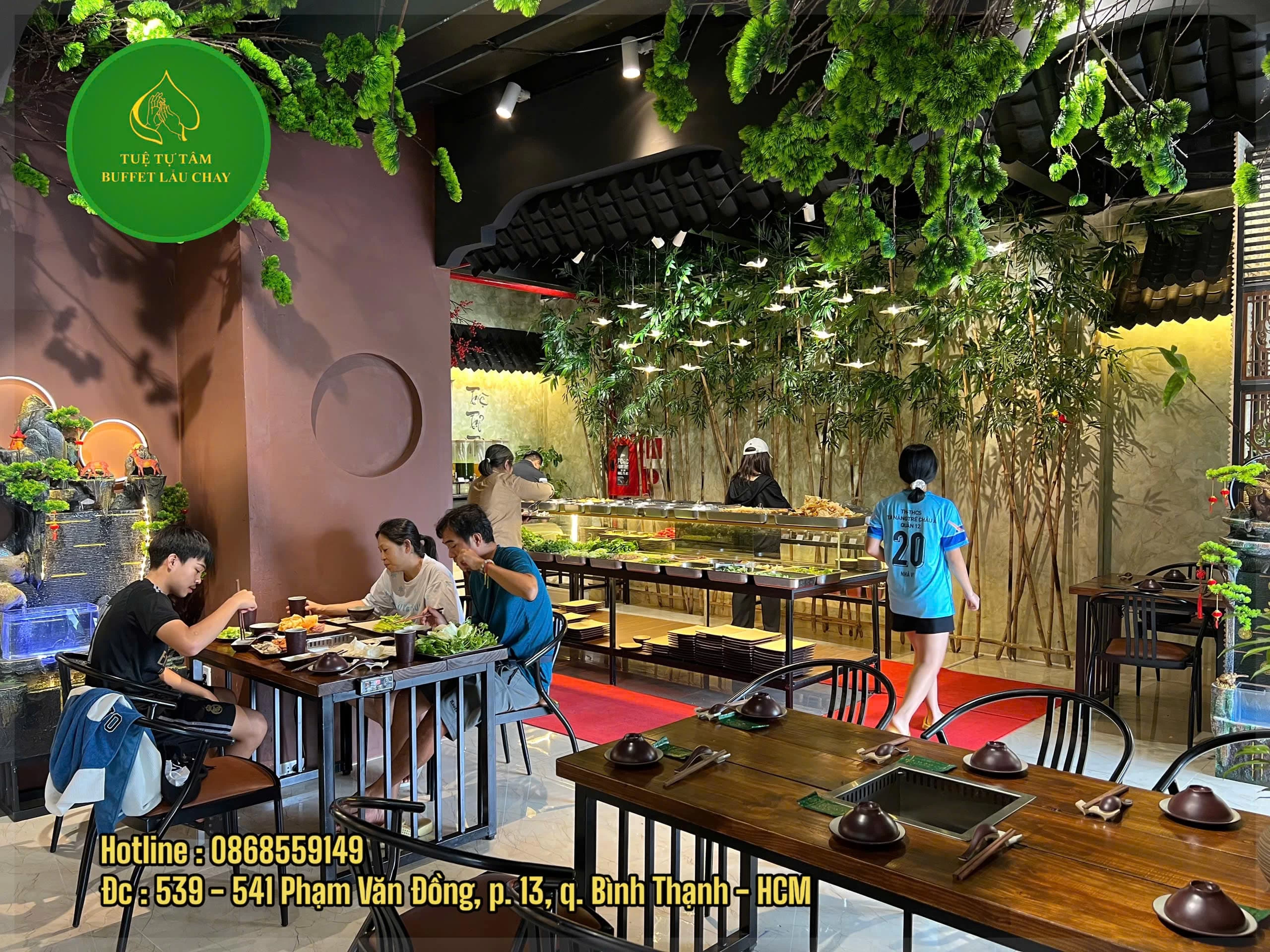 Khu vực thưởng thức của Tuệ Tự Tâm được thiết kế với nhiều cây xanh, mang đến sự ấm cúng và tươi sáng