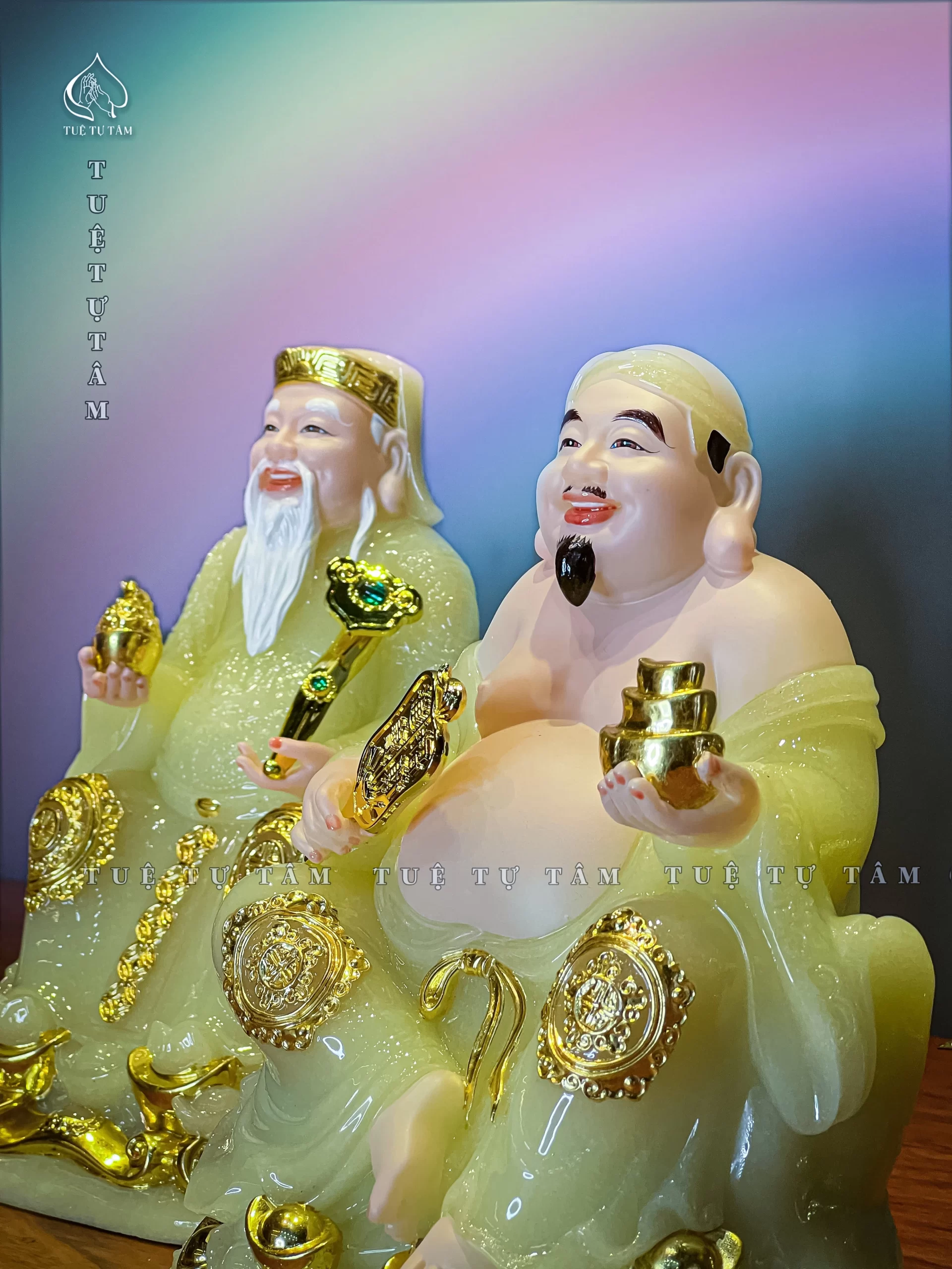 Mẫu tượng Tài Địa với chất liệu Thạch Anh Vàng sẽ mang đến cho gia chủ không gian thờ cúng sang trọng