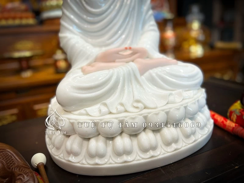 Tượng có phần đế hoa sen dày dặn cao cấp nhưng giá cả hợp lý, phải chăng