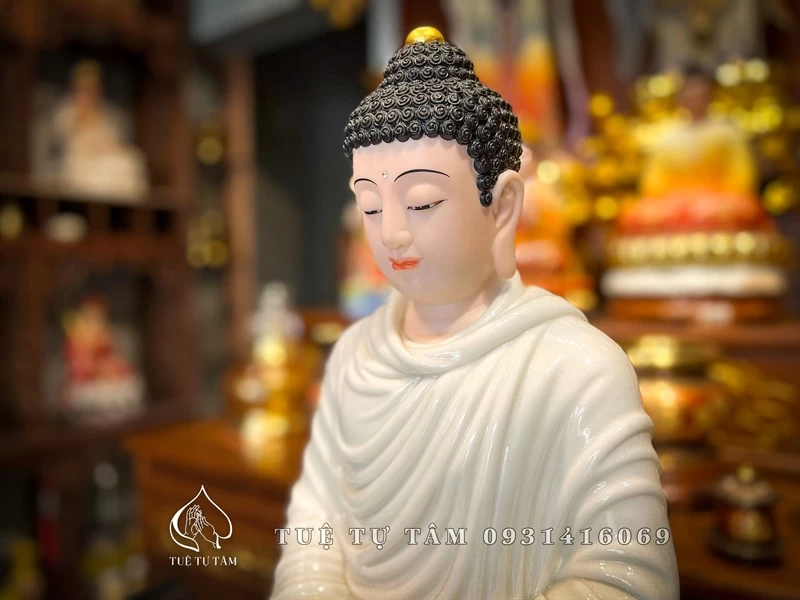 Chế tác tượng vô cùng tinh xảo, thần thái gương mặt toát lên vẻ hiền hậu