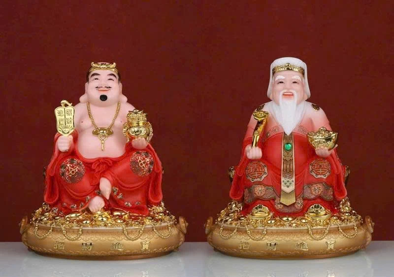 Tượng Tài Địa hoa y đỏ có thiết kế khá tinh xảo với màu đỏ bắt mắt, ấn tượng