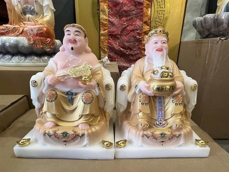 Tượng Tài Địa y vàng 4302 thố tiền với sắc vàng dịu mắt, các đường nét tinh xảo