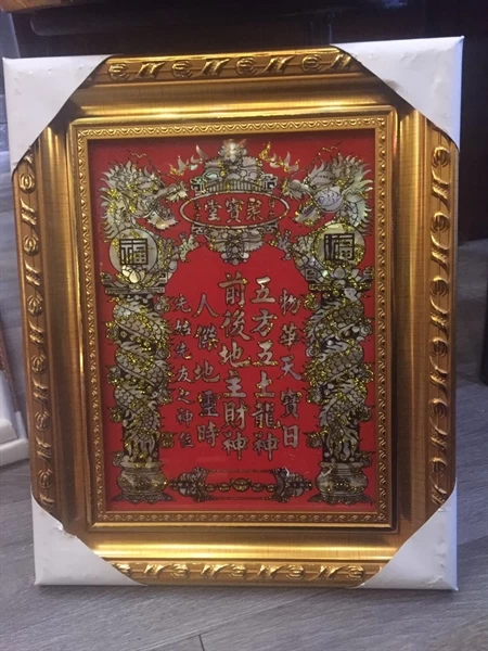 Mẫu bài vị bàn thờ Ông Địa Thần Tài với họa tiết con rồng ấn tượng, chữ vàng nền đỏ