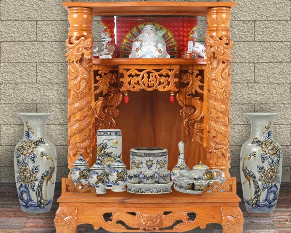 Mẫu bàn thờ Ông Địa có khắc hình con rồng uốn lượn quanh 2 cây cột