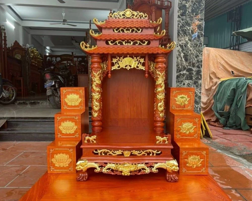 Mẫu bàn thờ Ông Địa giá rẻ làm từ gỗ đào nguyên chất với các họa tiết mạ vàng ấn tượng