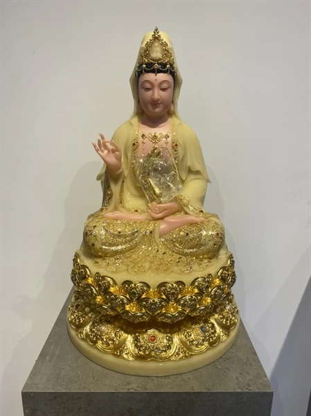 Tượng Quan Âm làm bằng chất liệu đá thạch anh