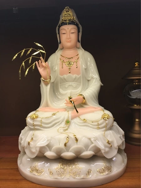 Quan Âm trắng chuỗi ngọc xanh