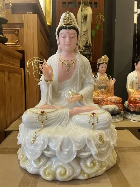 Quan Âm trắng chuỗi