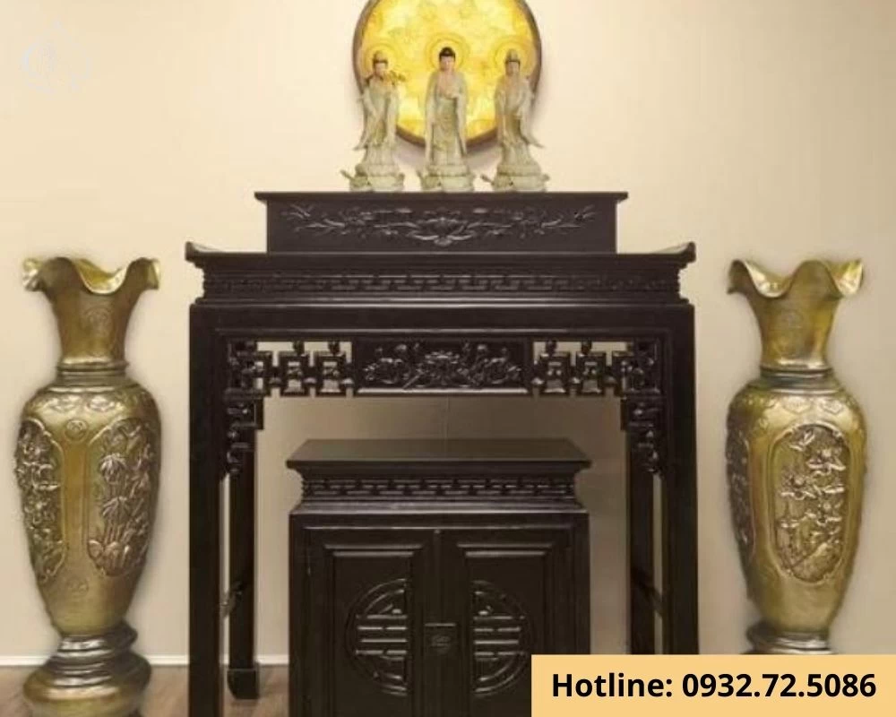 Bàn thờ 2 cấp thờ tượng Phật ở tầng trên cùng 