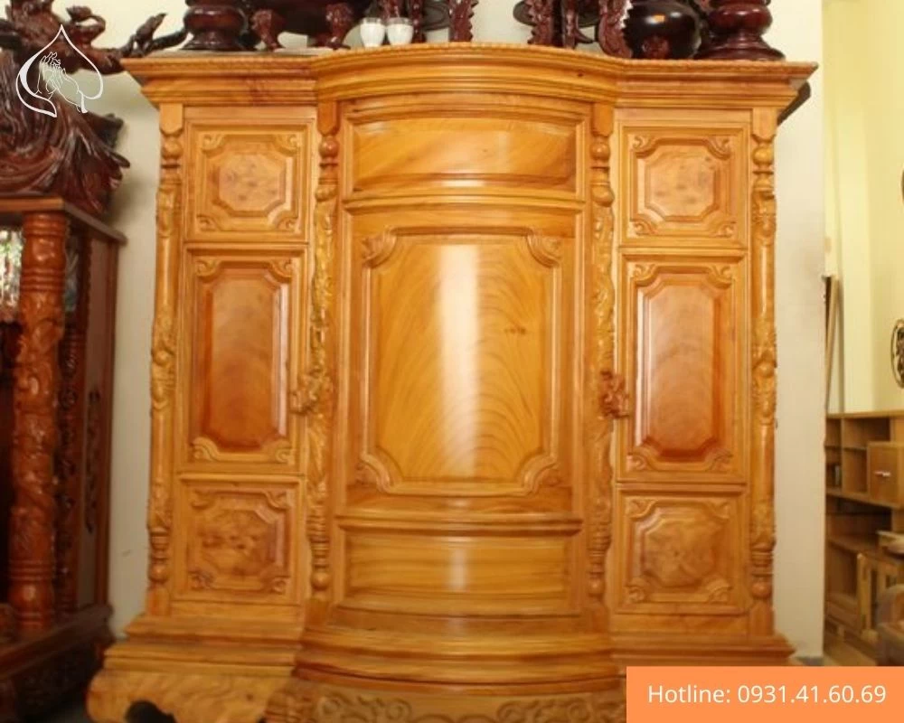 Tủ thờ màu vàng nổi bật