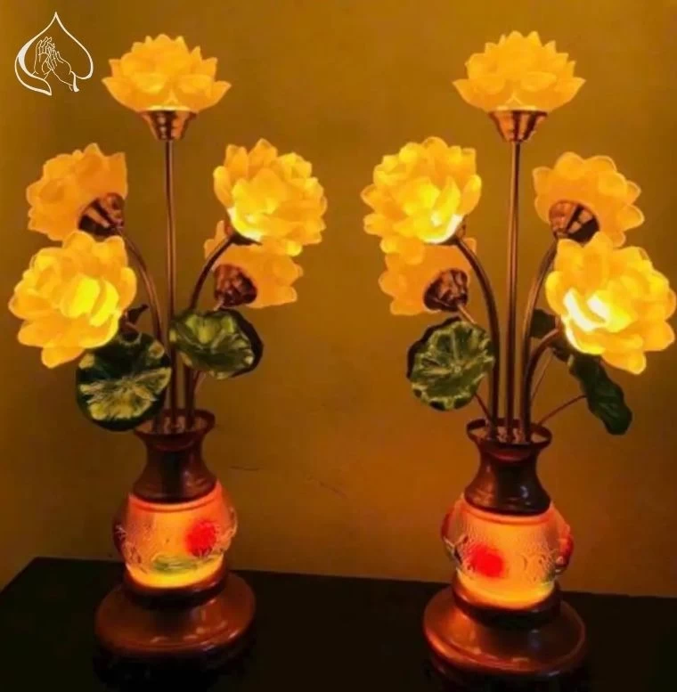 Đèn sen có bầu đỏ rực