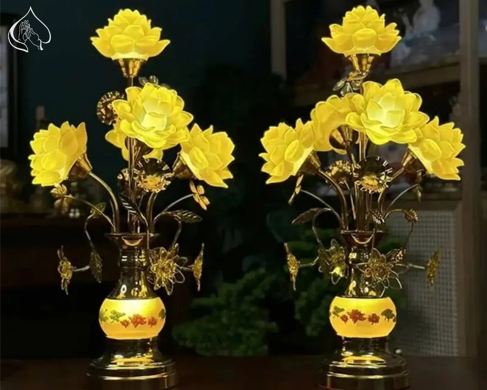 Đèn sen có hoa sen vàng rực rỡ