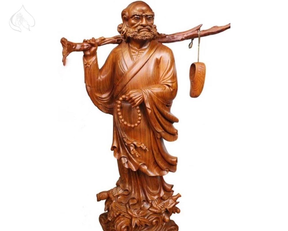Tượng Đạt Ma với một chiếc giày
