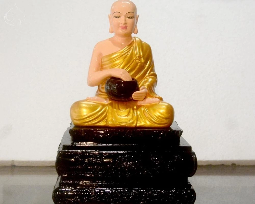 Tương Thánh Tăng Sivali tư thế ngồi kiết già cầm bát