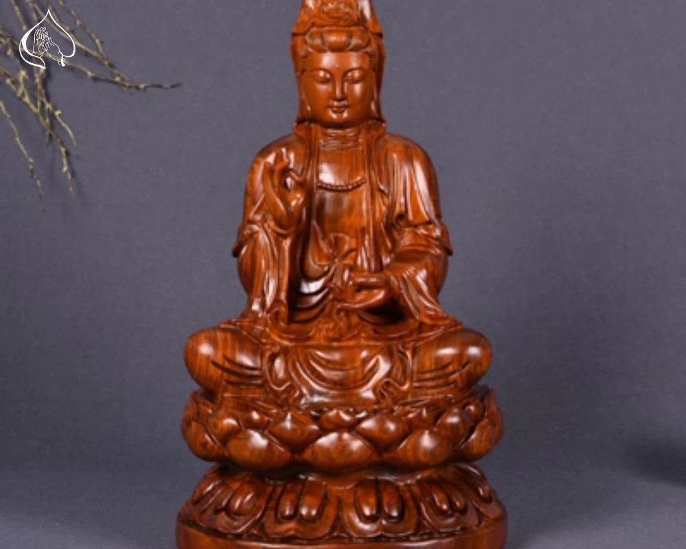 Tượng Phật Quan Âm bằng gỗ