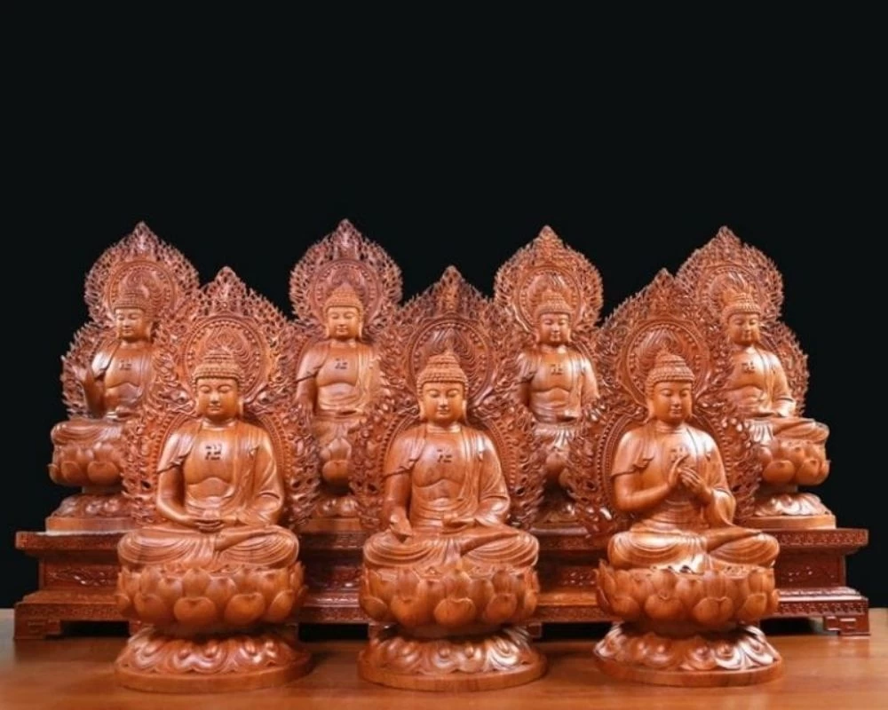 Bức tượng Phật Dược Sư bằng gỗ
