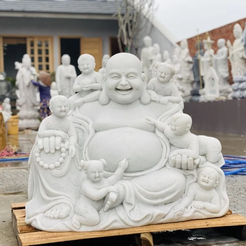 Tượng Di Lặc bằng đá với đám trẻ