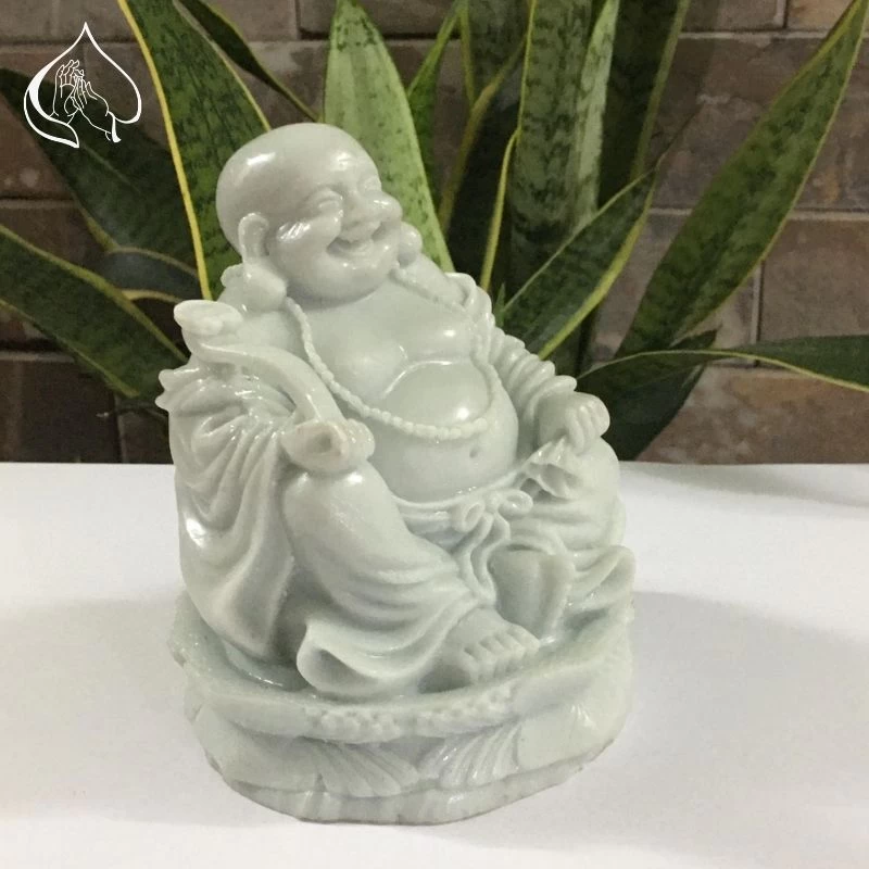 Tượng Di Lặc có kích thước nhỏ cầm gậy như ý