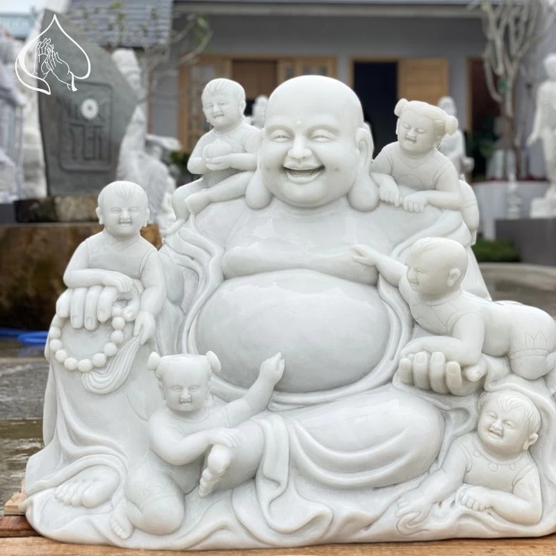 Tượng Phật Di Lặc cùng với trẻ nhỏ