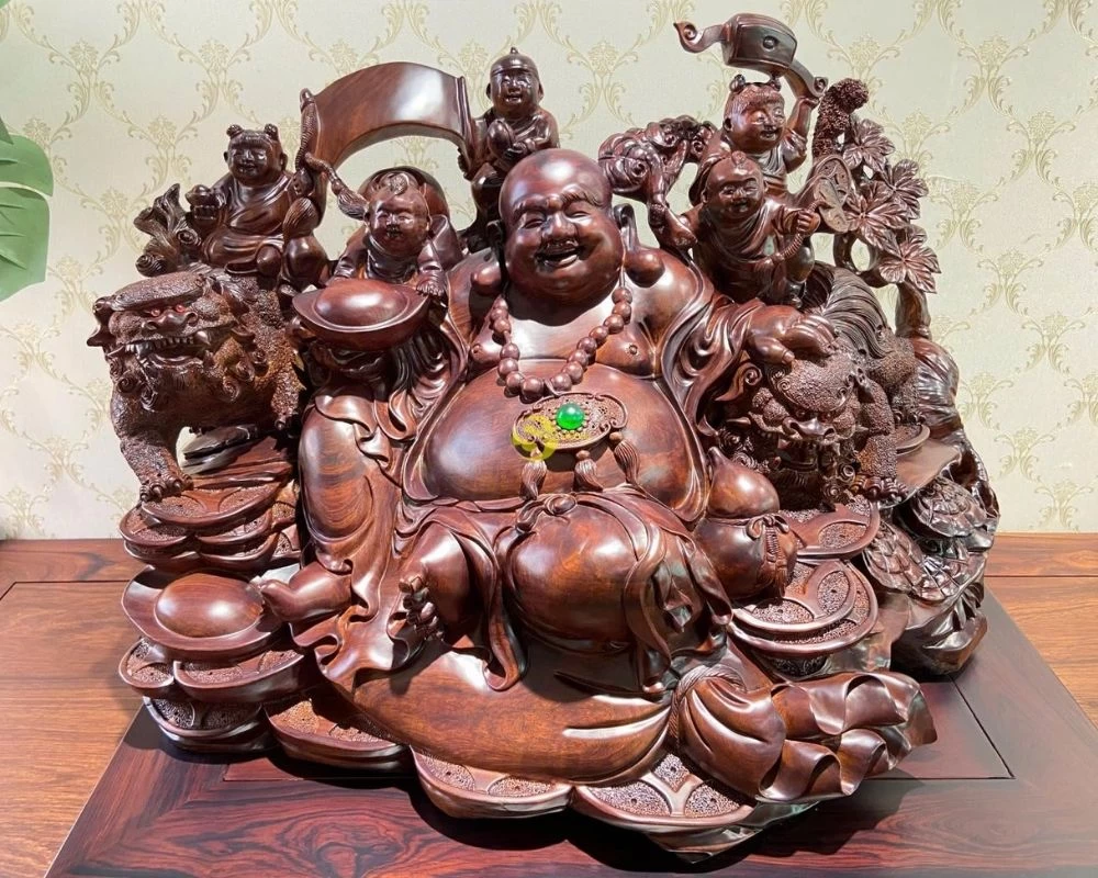 Bức tượng Di Lặc cùng với đám trẻ