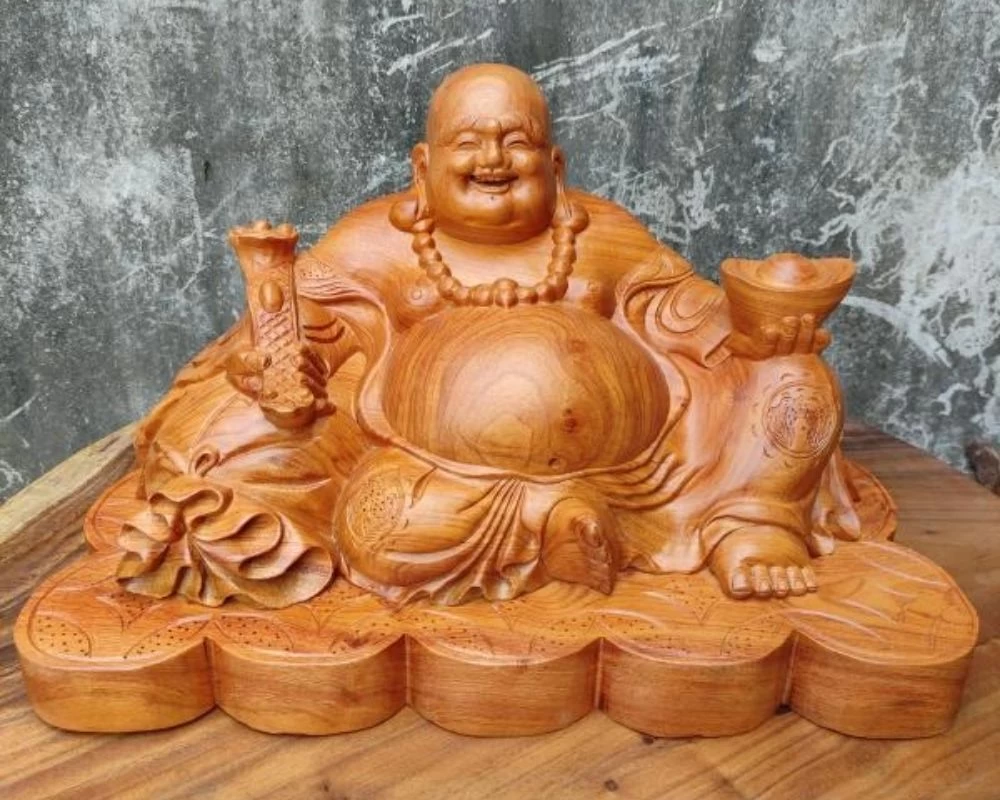 Bức tượng Phật Di Lặc cầm thỏi vàng bằng gỗ