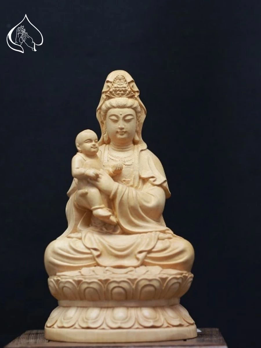 Tượng Tống Tử Quan Âm đang ngồi ôm bé trai
