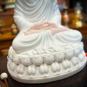 Tượng có phần đế hoa sen dày dặn cao cấp nhưng giá cả hợp lý, phải chăng