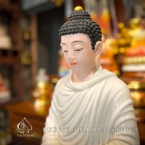 Chế tác tượng vô cùng tinh xảo, thần thái gương mặt toát lên vẻ hiền hậu