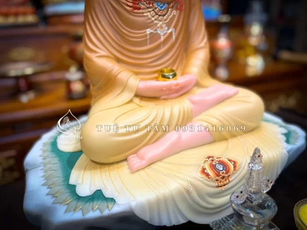 Đế tượng hoa sen của tượng biểu trưng cho sự thanh khiết, hướng thiện