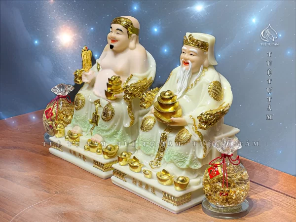 Cặp tượng có độ cao vừa phải, màu sắc tươi sáng, sang trọng nhưng không kém phần linh thiêng
