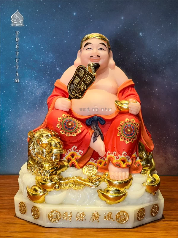Tượng Ông Địa với sắc thái hiền lành, phúc hậu, mang đến sự may mắn và bình an cho gia chủ