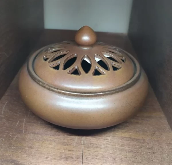 Một trong số các sản phẩm Xông Trầm Đất Không Hoa Văn của nhà Tuệ Tự Tâm